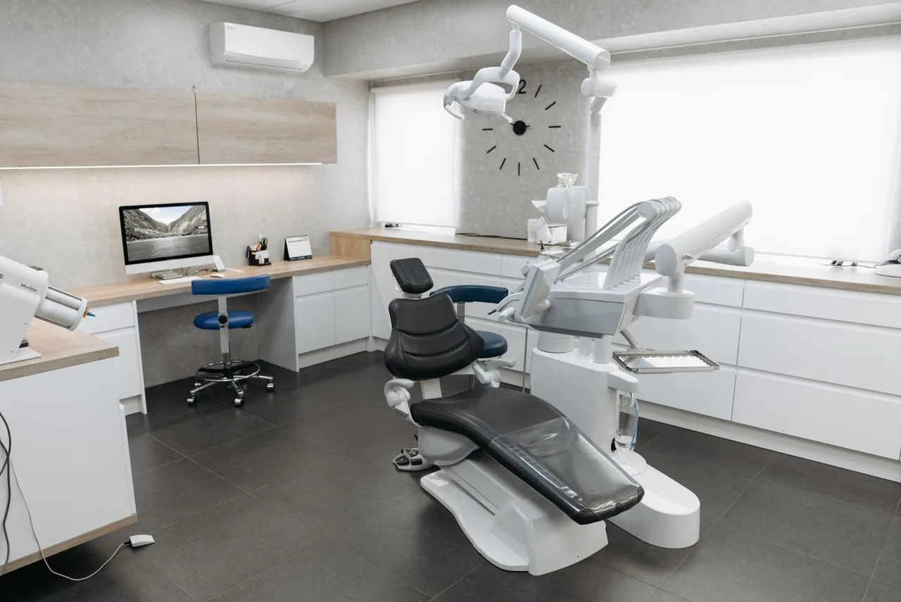 Jasny gabinet stomatologiczny z fotelem